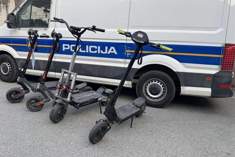 Slika /Novi direktorij/romobil 4..jpeg
